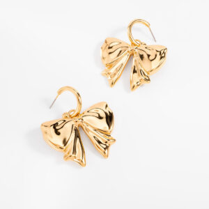 Aretes medianos con diseño de moño en baño de oro.