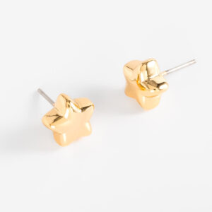 Aretes tipo botón en baño de oro con forma de estrella.