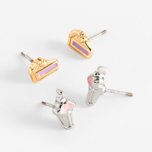 Aretes dúo infantiles con diseño de postres y esmalte multicolor