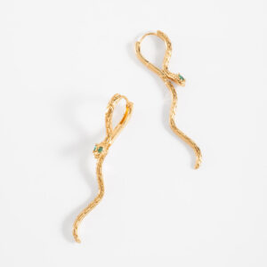 Aretes largos de serpiente con baño de oro y gemas diamonice verdes.