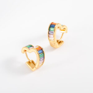 Aretes huggie de corazón con diamonice multicolor.