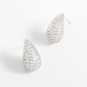Aretes tipo botón en forma de gota con pavé de diamonice.