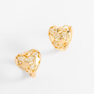 Aretes huggie corazones con piedras