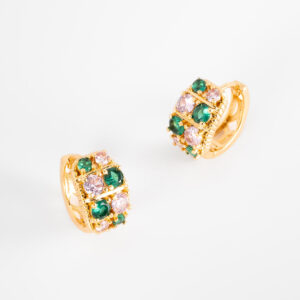 Aretes huggie con diamonice en colores esmeralda y rosa