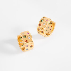 Aretes huggie con baño de oro y gemas multicolor