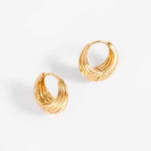 Aretes huggie con acabado acanalado