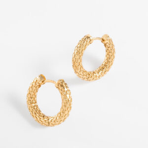 Aretes huggie con textura tipo malla