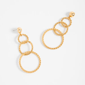 Aretes largos de aros entrelazados con baño de oro