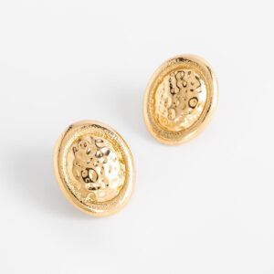 Aretes clip martillados con baño de oro
