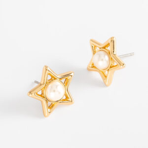 Aretes de poste con diseño de estrella y perla.