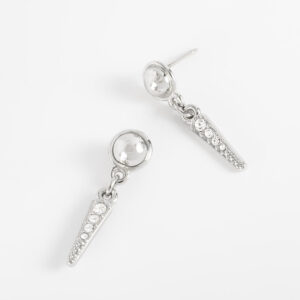 Aretes de poste con diseño colgante de punta y cristales.