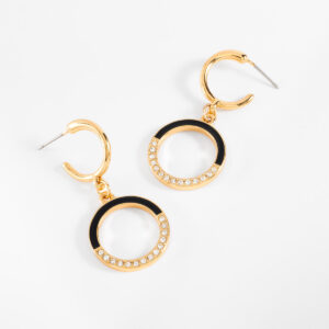 Aretes medianos de baño de oro con esmalte negro y cristales.