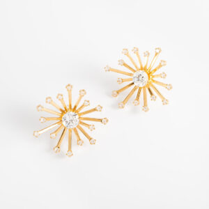 Aretes de poste medianos con baño de oro y diamonice en diseño de estrella.