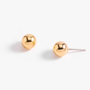 Aretes de botón brillantes con baño de oro.