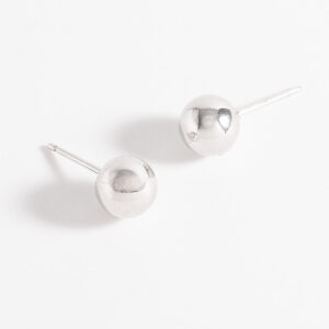 Aretes de poste de bola con baño de rodio