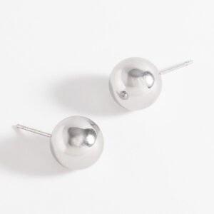 Aretes de botón clásicos con baño de rodio.