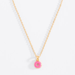 Collar con dije de dona fucsia en baño de oro