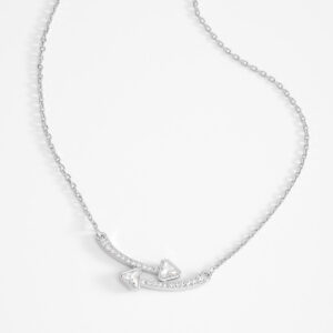 Collar moderno de flechas en baño de platino