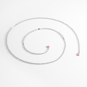 Collar largo en baño de platino con dijes corazón