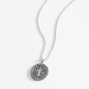 Collar de san benito con esmalte negro y baño de platino