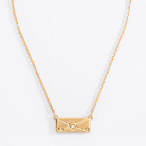 Collar con dije en forma de sobre baño de oro cristal