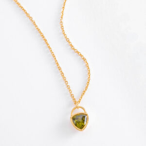 Collar en baño de oro con piedra verde