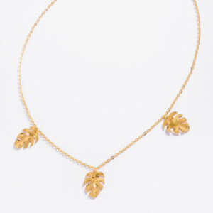 Collar con dijes de hojas de monstera en oro 18k