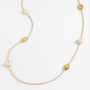 Collar largo con perlas crema y baño de oro elegante