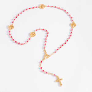 Collar tipo rosario con dijes en baño de oro 18k