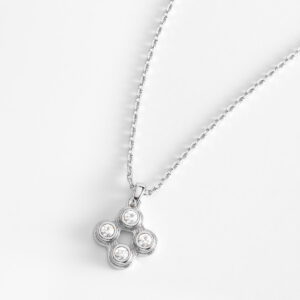 Collar de platino con dije y piedras cristalinas