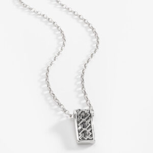 Collar en baño de platino con dije rectangular texturizado