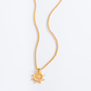 Collar con dije de timón en baño de oro 18k 55cm