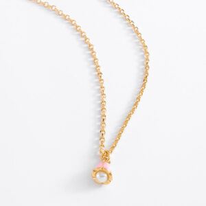 Collar en baño de oro con flor detallada y perla crema