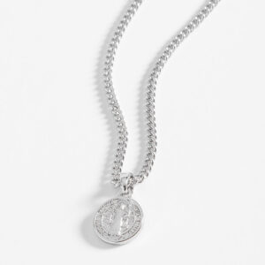 Collar con medalla de san benito en baño de platino