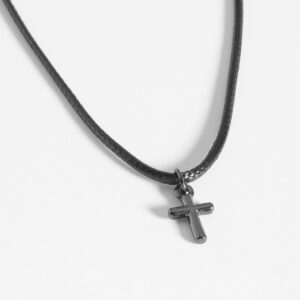 Collar ajustable con cruz en baño de platino negro