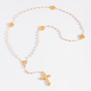 Collar rosario dorado con perlas y dije de cruz