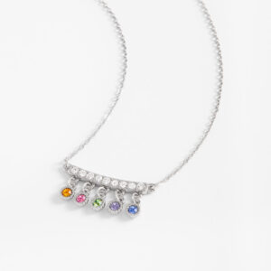 Collar con dijes de piedras de colores vibrantes.