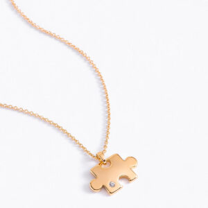Collar en baño de oro con dije rompecabezas cristal
