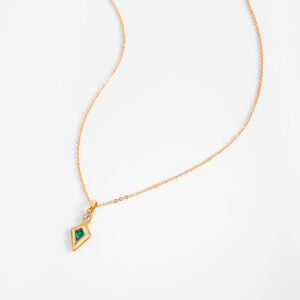 Collar con dije de esmeralda y cristal