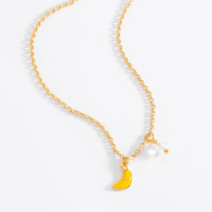 Collar en baño de oro con dijes de platanito y rosa