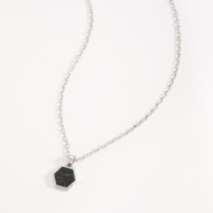 Collar con dije hexagonal de resina negra