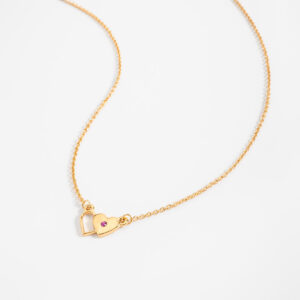 Collar de gargantilla con dijes de corazones y piedra rosa