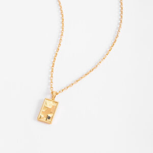 Collar de hombre con dije rectangular y piedra negra