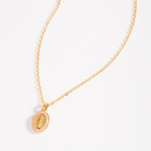 Collar con dije ovalado de la virgen maría en esmalte rosa.