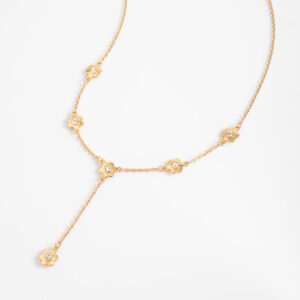 Collar tipo gargantilla con dijes florales y cristales.
