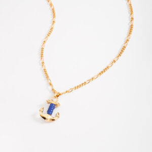 Collar con dije de ancla y detalle de cordón azul