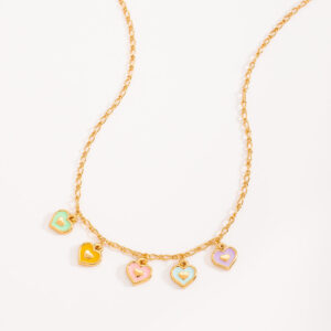 Collar gargantilla con dijes de corazón esmaltados