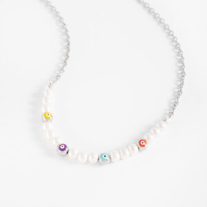 Collar en baño de rodio con perlas y esmalte de colores
