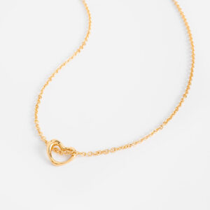 Collar con dije de corazón en baño de oro.