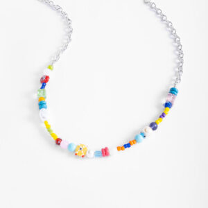 Collar en baño de rodio con diseño multicolor